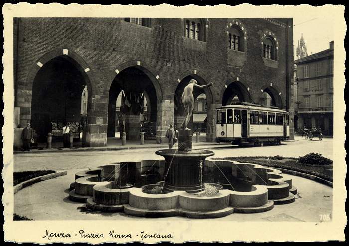 La carrozzetta davanti all'Arengario nel 1937