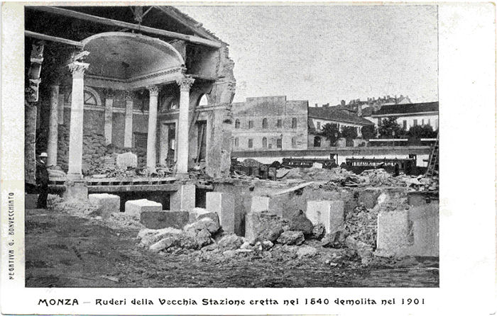 la vecchia stazione in demolizione