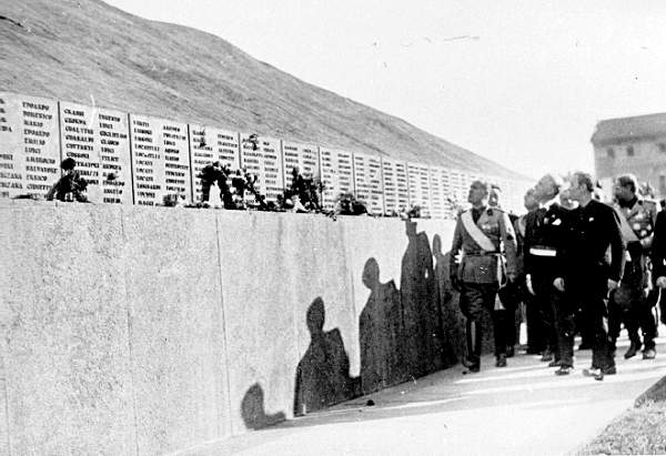 Mussolini inaugura il monumento