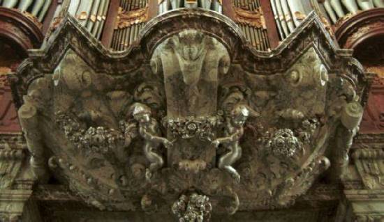 decorazione scultorea sottostante l'organo