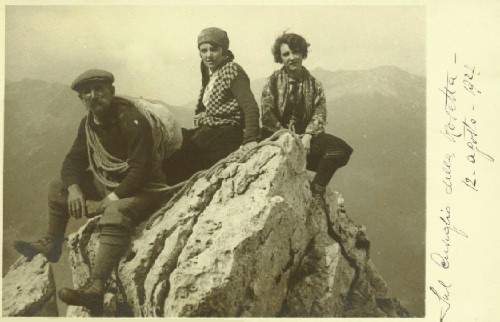 le giovani monzesi Adele Biffi (100 anni lo scorso giugno) e Gilda Sironi sul Rosetta con la guida Scalet - agosto 1927