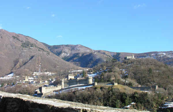 i due castelli superiori visti da Castelgrande - foto Franco Isman